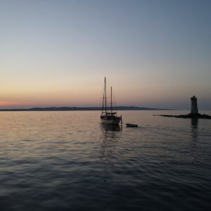 tramonto in barca a vela faro di Mangiabarche - Calasetta